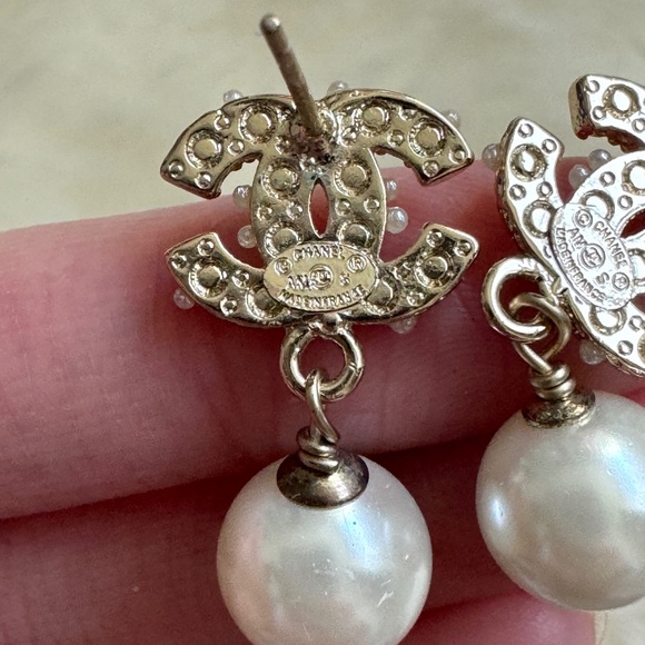 Women Chanel CC Pearl Earrings Pair of 2pcs - Picture 5 of 10
